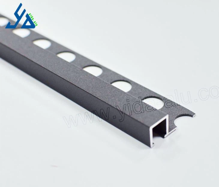 Aluminijasta ploščica s kvadratnim robom